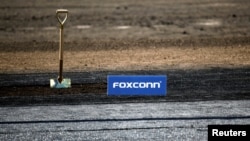 2018年6月28日，在美国威斯康辛州普莱森特山富士康科技集团LCD制造园区奠基仪式上的铁铲和富士康标志。
