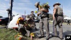 ប៉ូលិស​រើ​ផ្កា​ចេញ​ពី​កន្លែង​កើត​ហេតុ​នៃ​ការ​បាញ់​ប្រហារ​នៅ​ព្រះវិហារ​សាសនា​គ្រិស្ត​មួយ​ក្នុង​រដ្ឋ តិចសាស កាលពី​ថ្ងៃទី៦ ខែវិច្ឆិកា ឆ្នាំ២០១៧។