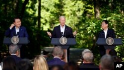 조 바이든 미국 대통령과 윤석열 한국 대통령, 기시다 후미오 일본 총리가 지난 8월 워싱턴 인근 캠프 데이비드 대통령 별장에서 회담했다.