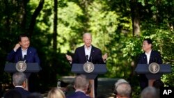 조 바이든 미국 대통령과 윤석열 한국 대통령, 기시다 후미오 일본 총리가 지난달 18일 캠프 데이비드에서 정상회의에 이어 공동회견을 했다.