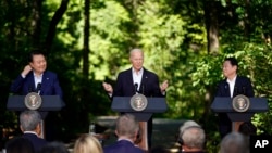 조 바이든 미국 대통령과 윤석열 한국 대통령, 기시다 후미오 일본 총리가 18일 미국 캠프 데이비드에서 정상회의에 이어 공동 회견을 했다.