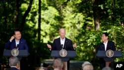 조 바이든 미국 대통령과 윤석열 한국 대통령, 기시다 후미오 일본 총리가 지난 8월 워싱턴 인근 캠프 데이비드 대통령 별장에서 회담했다.