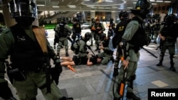香港防暴警察在逮捕一名反送中示威者。（2019年10月13日）