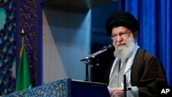 Pemimpin tertinggi Iran Ayatollah Ali Khamenei menyampaikan ceramah dalam Salat Jumat di Masjid Agung Imam Khomeini, di Teheran, Iran, pada 17 Januari 2020. (Foto: Kantor Pemimpin Tertinggi Iran via AP)