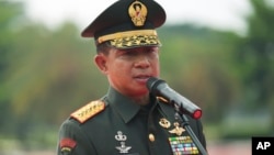 Panglima TNI Agus Subiyanto berbicara kepada media di Jakarta (foto: dok). 