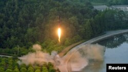 Un missile balistique testé avec un système de guidage de précision sur une photo non datée publiée de l'Agence de presse coréenne du Nord (KCNA), 30 mai 2017.