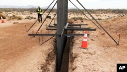 지난 4월 미국 뉴멕시코주 산타테레사에서 새로운 국경장벽을 건설하고 있다.