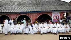 Des chefs sont assis à l'extérieur du palais lors du festival Olojo à Ife Ife, au Nigeria, le 15 octobre 2016.
