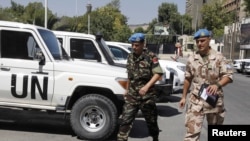 Para anggota misi pemantau PBB meninggalkan Suriah setelah mandat mereka berakhir hari Minggu (19/8). 