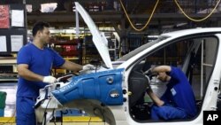 کارگران در ایران خودرو - آرشیو