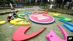 កម្មករ​​​​​រៀប​ចំ​​​​​ផ្លាក​សញ្ញា​អាស៊ាន​នៅ​មុន​កិច្ច​ប្រជុំ​​កំពូល​អាស៊ាន​​លើក​ទី​២៧​នៅ​ទី​ក្រុង​គូឡាឡាំពួ​ប្រទេស​ម៉ាឡេស៊ី កាល​ពី​ថ្ងៃ​ទី​១៩ ខែ​​វិច្ឆិកា ឆ្នាំ​២០១៥។