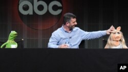 Kermit Katak, penulis/produser eksekutif Bob Kushell dan Miss Piggy ikut dalam presentasi acara "The Muppets" di Disney/ABC Summer TCA Tour di Beverly Hilton Hotel di Beverly Hills, California, 4 Agustus 2015. 
