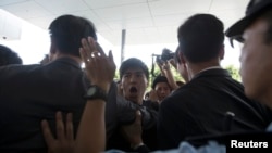 Police stop student protesters as they rush to meet Chief Executive Leung Chun-ying at government headquarters in Hong Kong September 23, 2014.
