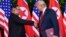 Pemimpin Korea Utara Kim Jong Un dan Presiden AS Donald Trump dalam pertemuan pertama di Singapura, 12 Juni 2018 - atau tepat setahun lalu (foto: dok). 
