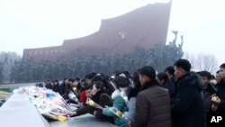 17일 북한 김정은 국방위원장 8주기를 맞아 평양 주민들이 만수대 김일성, 김정일 동상에 헌화하고 있다.