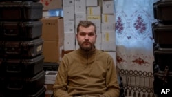 Vojnik jedinice za vazdušno izviđanje 3. jurišne brigade poznate po pozivnom znaku "Lypen" fotografisan je tokom intervjua za Associated Press, u oblasti Donjeck, Ukrajina, u srijedu, 28. februara 2024.