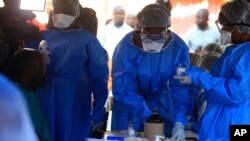 Petugas kesehatan dari Organisasi Kesehatan Dunia siap memberikan vaksinasi Ebola kepada pekerja garis depan di Benin Republik Demokratik Kongo, 10 Agustus 2018. (Foto: dok)