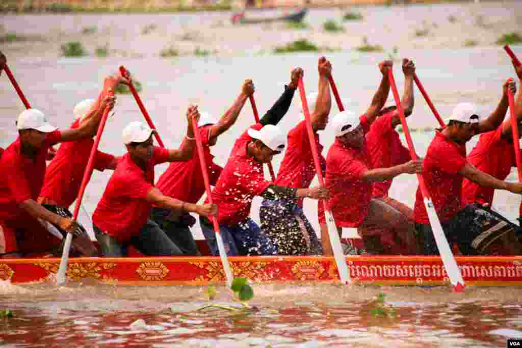 កីឡាករប្រណាំងទូកចែវទូកក្នុងថ្ងៃទីមួយនៃការរប្រណាំងនាថ្ងៃអាទិត្យ ទី១៣ ខែវិច្ឆិកា ឆ្នាំ២០១៦ នៃព្រះរាជពិធីបុណ្យអុំទូក បណ្ដែត ប្រទីប សំពះព្រះខែ និងអកអំបុក។ ព្រះរាជពិធីបុណ្យអុំទូក ចាប់ផ្ដើមពីថ្ងៃទី១៣ ដល់ថ្ងៃទី១៥ ខែវិច្ឆិកា ជារៀងរាល់ឆ្នាំ ដែលមានទូកភាគច្រើនមកពីបណ្ដាខេត្តនានាតាមបណ្ដោយទន្លេមេគង្គ។ (ឡេង ឡែន/VOA)