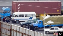 신의주 지역에서 온 상인들과 거래하는 중국 단둥 지역의 무역상들. (자료사진)