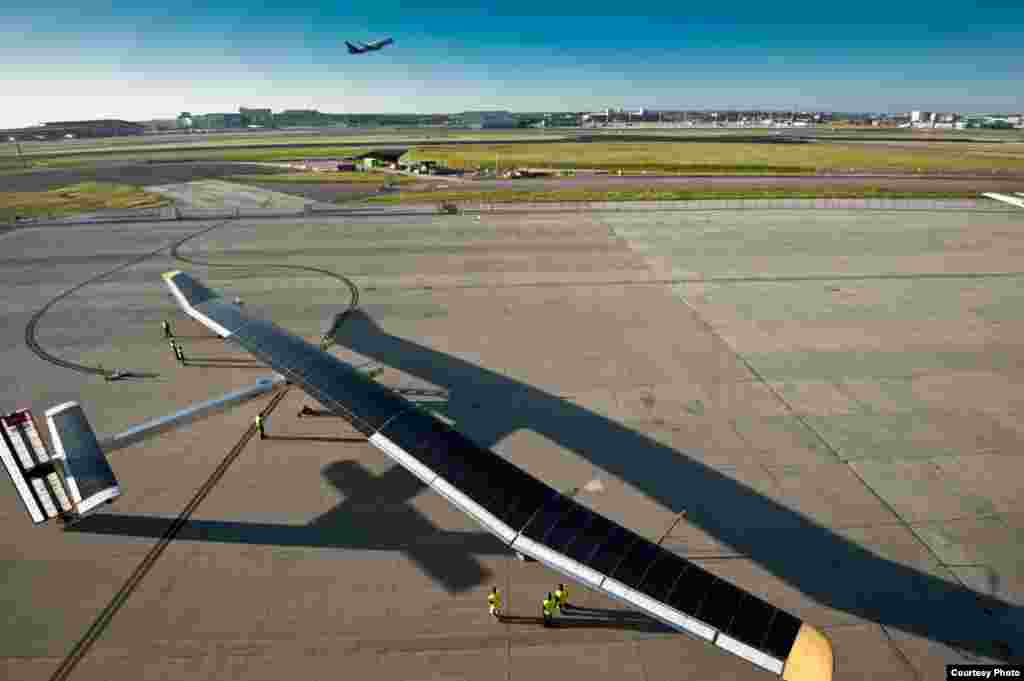 On the ground at Brussels airport, 2011. (Jean Revillard/Rezo.ch) 