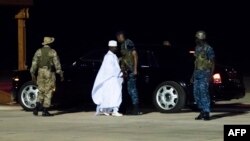 L'ex-président Yahya Jammeh à l'aéroport de Banjul, Gambie, 21 janvier 2017.