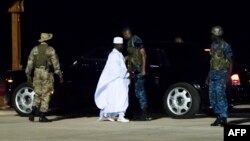 L'ex-président Yahya Jammeh, au centre, en train d'aller en exil à l'aéroport de Banjul, Gambie, 27 janvier 2017.