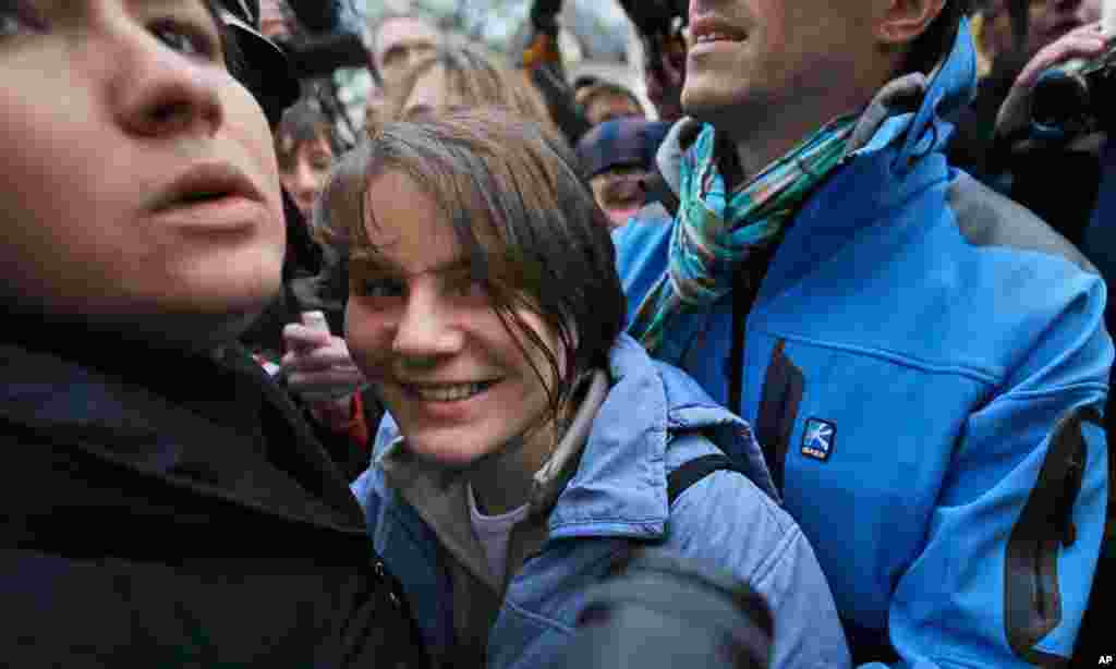 Feminis dan anggota grup punk Pussy Riot, Yekaterina Samutsevich, bicara pada jurnalis di luar sebuah pengadilan Moscow (10/10). (AP/Sergey Ponomarev)