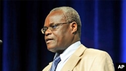 Le Dr. Elly Katabira, président de la Société internationale du Sida