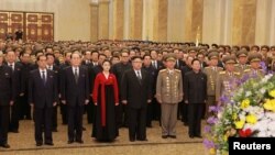 김정은 북한 국무위원장(가운데)이 1일 부인 리설주와 함께 김일성·김정일의 시신이 안치된 금수산태양궁전을 참배했다고, 관영 조선중앙통신이 보도했다.