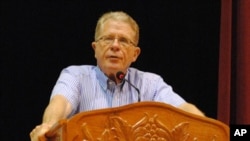 លោក ដេវីដ ឆេនដ៏ល័រ (David Chandler) ប្រវត្តិវិទូ​ល្បី​ឈ្មោះ​​ម្នាក់​អំពី​ប្រទេស​កម្ពុជា​ ថ្លែង​អំពី​ប្រវត្តិ​ទំនាក់​ទំនង​កម្ពុជា​អាមេរិក​ ទៅ​កាន់​និស្សិត​ខ្មែរ​នៅ​សាកល​វិទ្យាល័យ​ភូមិន្ទ​ភ្នំ​ពេញ​កាល​ពី​ខែ​កក្កដា​ឆ្នាំ​២០១០។