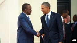 Shugaba Obama yake hanu da shugaba Uhuru kenyatta a ci gaban rangadi da yake yi a kasar.