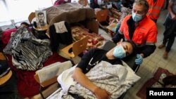 Petugas kesehatan membawa seorang migran yang melakukan mogok makan ke rumah sakit di Brussel (foto: dok). 