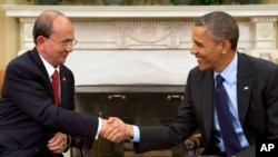 Presiden Barack Obama berjabat tangan dengan Presiden Burma, Thein Sein di Gedung Putih (20/5). 