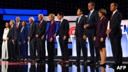 រូបឯកសារ៖ សមាជិក​គណបក្ស​ប្រជាធិបតេយ្យ​ដែល​ប្រជែង​គ្នា​ដើម្បី​ទទួល​បាន​ការ​តែងតាំង​ជា​បេក្ខជន​ប្រធានាធិបតី​តំណាង​ឲ្យ​គណបក្ស នៅក្នុងការជជែក​ដេញដោលលើកទី៤។ 