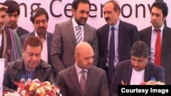 فیروزی (ردیف نشسته، نفر اول سمت چپ) یکی از سهمداران عمدۀ کابل بانک پیشین بود.