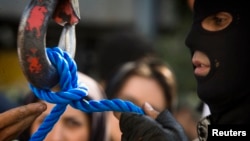 Iran mengeksekusi pembangkang Swedia-Iran pada Sabtu (6/5) karena dituduh memimpin kelompok separatis Arab yang dituduh melakukan serangan termasuk salah satu parade militer pada 2018. (Reuters)