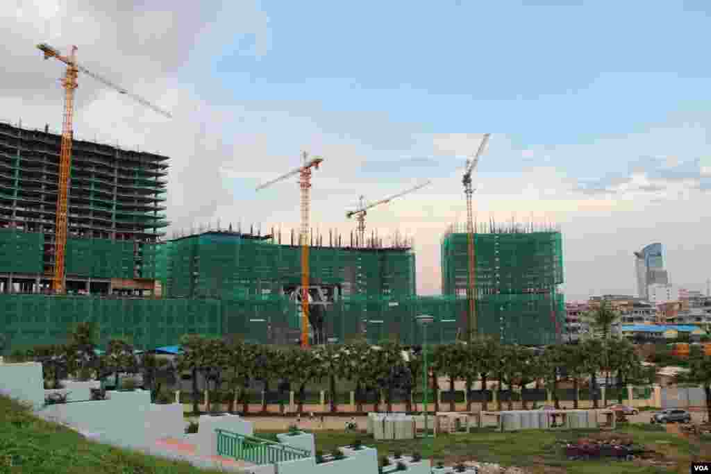 The construction of the Olympia City condominium project, northeast of the Olympic Stadium, September 29, 2014. (Nov Povleakhena/VOA Khmer) 