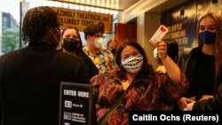 미국 뉴욕 브로드웨이 극장가 관객들이 신종 코로나바이러스 방역을 위해 마스크를 쓴 채 입장하고 있다. 