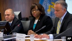 Dr. Carissa F. Etienne (tengah) direktur Organisasi Kesehatan Pan Amerika (PAHO) saat mengumumkan Kuba sebagai negara pertama yang sukses memberantas penularan HIV dan sifilis dari ibu ke anak (30/6), di markas WHO di Washington.