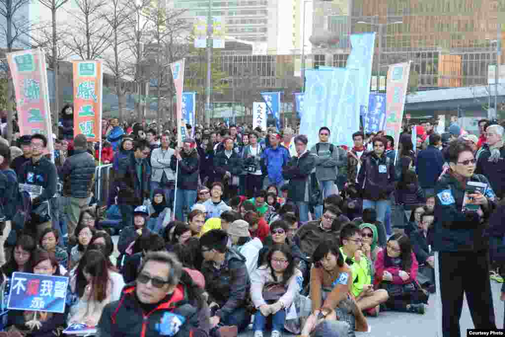 香记协星期天下午发起“企硬反灭声，撑言论自由”的游行5 (香港记者协会脸书图片)