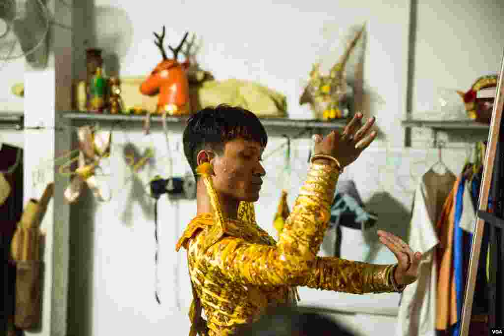 សិល្បករល្ខោនខោលរៀបចំខ្លួនដើម្បីធ្វើការសម្តែងនាល្ងាចសៅរ៍នៅសមាគមសិល្បៈសុវណ្ណភូមិកាលពីថ្ងៃទី ០៨ ខែកញ្ញា ឆ្នាំ២០១៨។ (ទី អូលីស្សា/VOA)