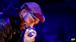 Mos Def chante lors d'une fête pour Google, mercredi 28 octobre 2009 à Los Angeles. 