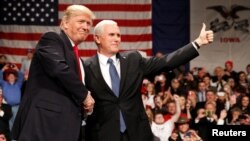 美国当选总统川普和当选副总统彭斯在艾奥瓦州首府得梅因一个活动中心的活动上握手（2016年12月8日）