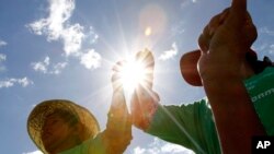 រូបឯកសារ៖ សកម្មជន​បរិស្ថាន​កម្ពុជា​កាន់​ដៃ​គ្នា​ក្នុង​ពេល​ប្រមូល​ផ្តុំ​សម្រាប់ទិវា​បរិស្ថាន​ពិភពលោក នៅ​ជិត​រដ្ឋសភា​ក្នុង​រាជធានី​ភ្នំពេញ ប្រទេស​កម្ពុជា កាល​ពី​ថ្ងៃ​ព្រហស្បតិ៍ ទី៥ ខែ​មិថុនា ឆ្នាំ​២០១៤។