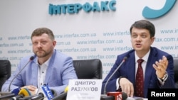 Dmytro Razumkov (kanan) dan Oleksandr Korniyenko, pemimpin Partai Pelayan Rakyat yang mengusung Presiden Ukraina Volodymyr Zelenskiy, dalam konferensi pers di Kyiv, Ukraine, May 27, 2019.