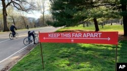 Upozorenje da se drži odstojanje u Njujorku (Foto: AP) 