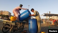 ملک کے سب سے گنجان آباد شہر کراچی میں لوگوں کو صاف پانی کی فراہمی سمیت درجنوں مسائل کا سامنا ہے جن کا حل آبادی کے مطابق وسائل کی فراہمی ہے۔