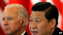 资料照：时任中国国家副主席习近平在北京接待到访的时任美国副总统拜登。(2011年8月19日)