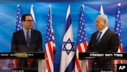 Perdana Menteri Israel Benjamin Netanyahu (kiri) dalam konferensi pers bersama Menteri Keuangan AS Steve Mnuchin di Yerusalem, 21 Oktober 2018.