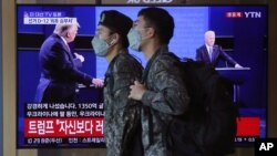 지난 23일 한국 서울역에 설치된 TV에서 도널드 트럼프 미국 대통령과 조 바이든 전 부통령의 대선후보 토론 관련 보도가 나오고 있다.